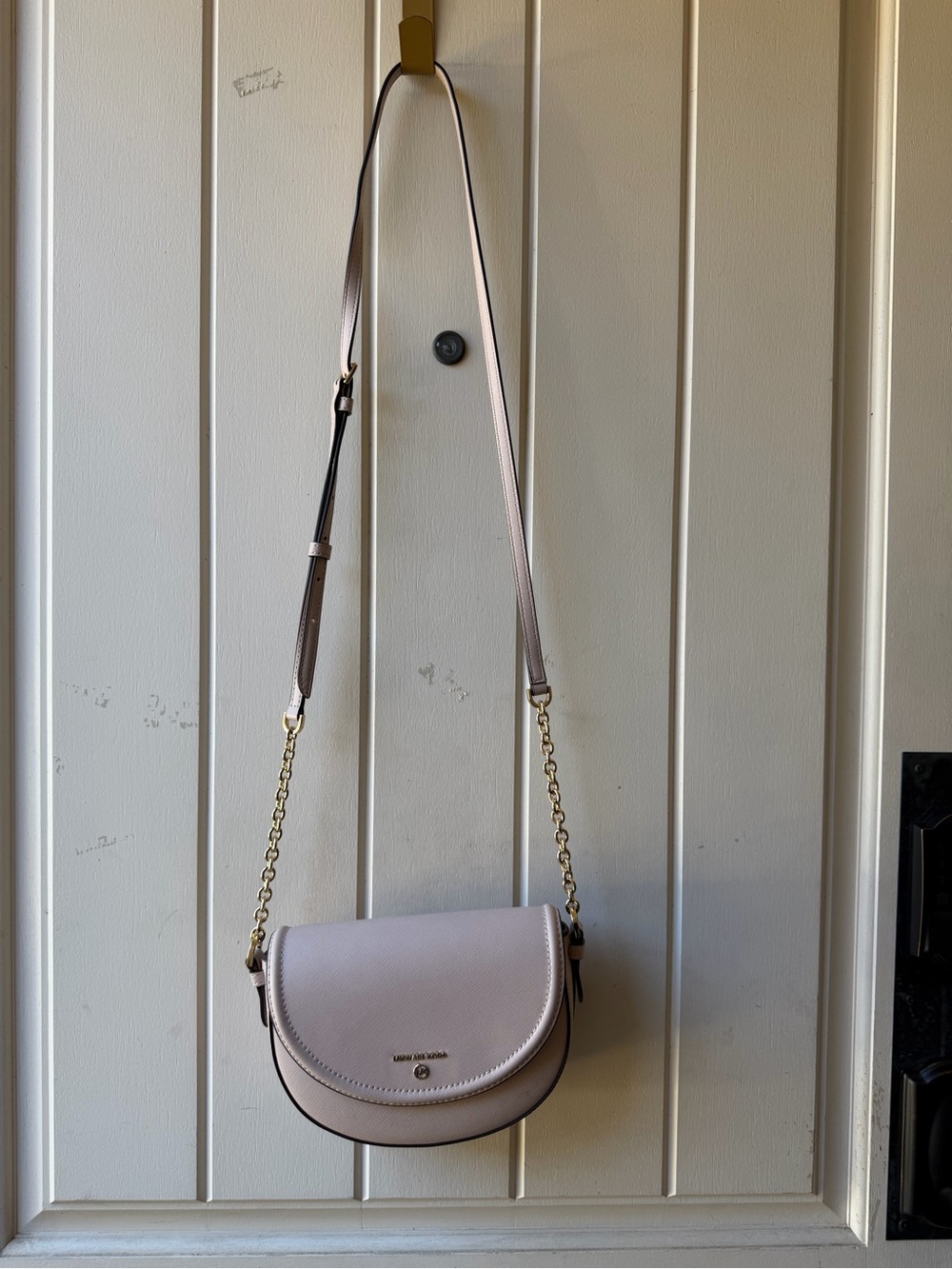 kate spade light pink pebble leather crossbody saddle bag with gold chain